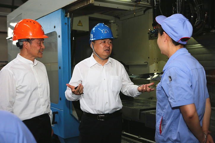 郝鹏与壹定发集团一线生产职员深入交流